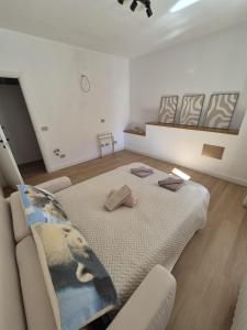 a living room with a bed and a couch at Il Glicine Bianco in Omegna