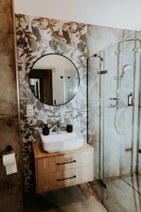 a bathroom with a sink and a mirror at HappyApartments - Malbork, Stare Miasto 35 in Malbork