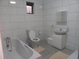 Ένα μπάνιο στο Forest Hideaway +18 φωτογραφίες