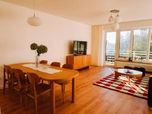 ピエシュチャニにあるComfort Homeのリビングルーム(ダイニングテーブル、テレビ付)