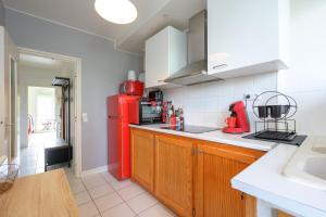 a kitchen with a red refrigerator in a room at Les jardins de Rangueil, Parking, Métro, Piscine in Toulouse +41 photos