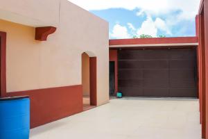 eine Garagentür in einem Haus in der Unterkunft Terry's House in Cozumel