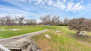 ニューブローンフェルズにあるRiver Daze on the Guadalupe Riverのベンチや木々のある公園の上空の景色