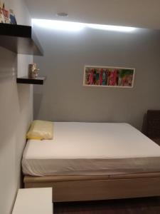 a small bedroom with a bed in a room at Appartement Béhobie in Urrugne