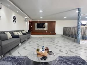a living room with a couch and a table at استرحه ام الحمام in Suḩaybah