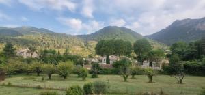 a village in a field with mountains in the background at Appartement Aubres in Aubres