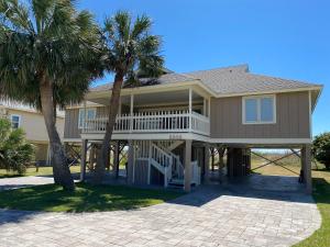 Una casa grande con palmeras al frente. en Edwards, en Edisto