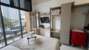 1 dormitorio con nevera roja y balcón en Aimbere by You - 20015 - Ótima localização - Allianz Parque - Palmeiras - Perdizes, en São Paulo