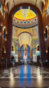 eine leere Lobby eines Gebäudes mit einem Wandgemälde in der Unterkunft Cantinho da Vovó in Aparecida + 67 Fotos