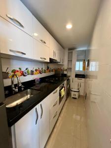 a kitchen with white cabinets and a sink at Moderno apartamento con vista al mar en Cartagena in Cartagena de Indias