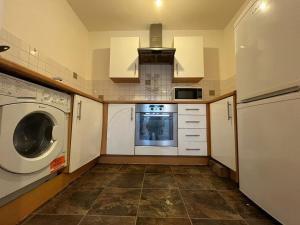 Η κουζίνα ή μικρή κουζίνα στο Landvue Stays Modern 2 Bed 2 Bath Apartment with free parking!