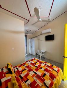 une chambre avec un lit et un plafond dans l'établissement Hostal Color Inn, à Santo Domingo Tehuantepec