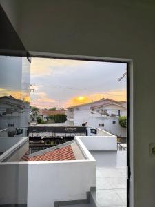 a view of the sunset from the balcony of a house at Apartamento Central in Primavera do Leste +4 photos