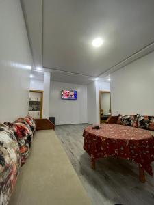 Una televisión o centro de entretenimiento en Kaa aseas قاع أسراس