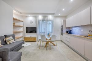 スリーマにあるCharming Sliema Sea Escapeのソファとテーブルのあるキッチンとリビングルーム +26枚の写真