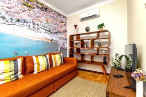 Una sala de estar con un sofá y un cuadro en la pared. en Cascais By the Ocean, en Cascais