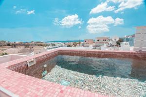 une piscine sur le toit d'un immeuble dans l'établissement Luxury Villa Hariton, à Emporio