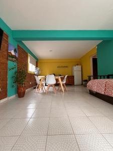 a room with a bed and a table and a kitchen at Paihuen in Plottier
