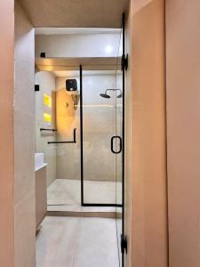 Ένα μπάνιο στο The Rosemont - Jeffreys Apartments