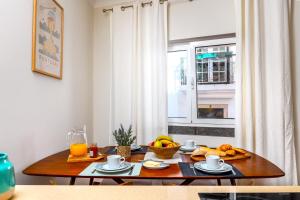 Una mesa con un bol de fruta y una ventana. en Cascais By the Ocean, en Cascais