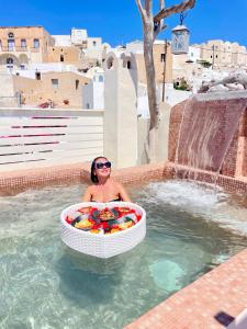 une femme dans une baignoire dans une piscine dans l'établissement Luxury Villa Hariton, à Emporio