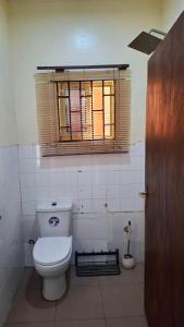 Ένα μπάνιο στο Rennyshouse 2 Bedroom Apartments in Lagos