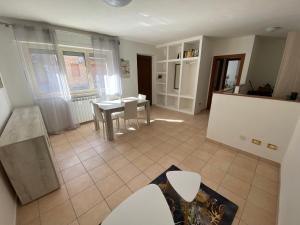 une cuisine et une salle à manger avec une table et des chaises dans l'établissement My Bright, à Gubbio