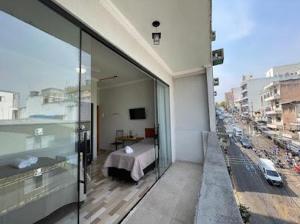 ein Schlafzimmer mit einem Bett und Blick auf die Stadt in der Unterkunft Hotel Carmelita in Aparecida