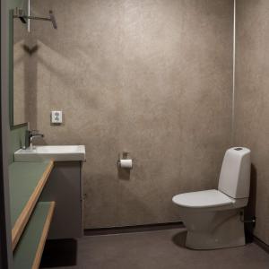 ボルレンゲにあるHigh standard apartment, 15 min to Romme Alpinのトイレと洗面台付きのバスルーム +47枚の写真