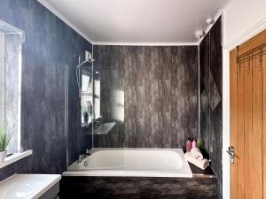 Ένα μπάνιο στο Spacious 3 Bedroom City Center Flat in Derby with Parking