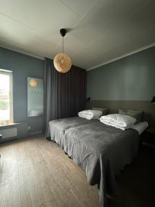 ボルレンゲにあるHigh standard apartment, 15 min to Romme Alpinのベッドルーム1室(大型ベッド1台、白い枕2つ付)