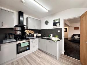 Η κουζίνα ή μικρή κουζίνα στο Spacious 3 Bedroom City Center Flat in Derby with Parking +57 φωτογραφίες
