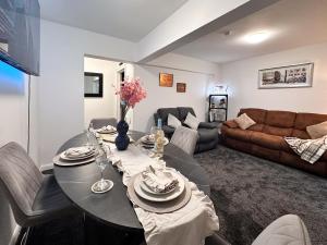 Χώρος καθιστικού στο Spacious 3 Bedroom City Center Flat in Derby with Parking