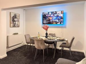 Μια τηλεόραση ή/και κέντρο ψυχαγωγίας στο Spacious 3 Bedroom City Center Flat in Derby with Parking