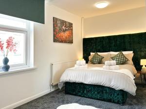 Ένα ή περισσότερα κρεβάτια σε δωμάτιο στο Spacious 3 Bedroom City Center Flat in Derby with Parking