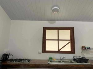 Η κουζίνα ή μικρή κουζίνα στο Atau Fare CK