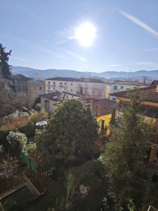 a view of a city with buildings and trees at Garibaldi 23 in Arezzo