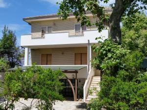 una casa con un árbol delante de ella en Villa sul mare, en Francavilla al Mare