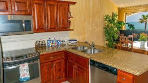 una cocina con fregadero y microondas en Sonoran Spa W403, en Campo del Medio