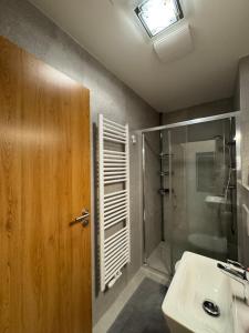 Ένα μπάνιο στο Apartment with garden-D&A