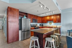 Köök või kööginurk majutusasutuses Stylish Resort Condo! Steps to Beach & Restaurants! by Dolce Vita Getaways PCB