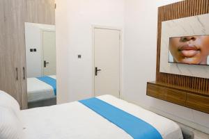 a hotel room with a bed and a mirror at D'Vista Apartments in Ikota +6 photos