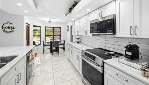 Kuchyň nebo kuchyňský kout v ubytování House with heated pool