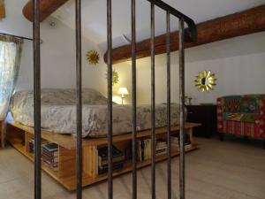 Ένα ή περισσότερα κρεβάτια σε δωμάτιο στο Les Calades de Suze - Vieilles pierres et espace détente spa et sauna privatif