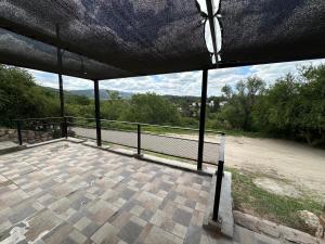 un porche grillagé avec vue sur une rivière dans l'établissement El Paisaje, à Cuesta Blanca