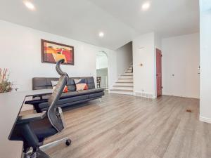 sala de estar con sofá y gimnasio en Newly Renovated 5 BR 3 Bth in SLC, en Salt Lake City
