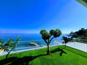 サンタ・フラーヴィアにあるSunset Apartment Seafront Villa with Infinity Poolのバルコニーからの海の景色