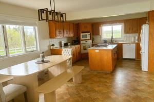 Φωτογραφία από το άλμπουμ του Hot-tub, Games Room, Walk-in Sauna, 7 BM, 15 mins to Waterton σε Mountain View