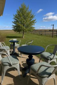 Φωτογραφία από το άλμπουμ του Hot-tub, Games Room, Walk-in Sauna, 7 BM, 15 mins to Waterton σε Mountain View