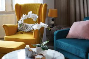 a living room with a vase of flowers on a table at Falkirk City Centre Stylish Two-Bedrooms Apartment in Falkirk